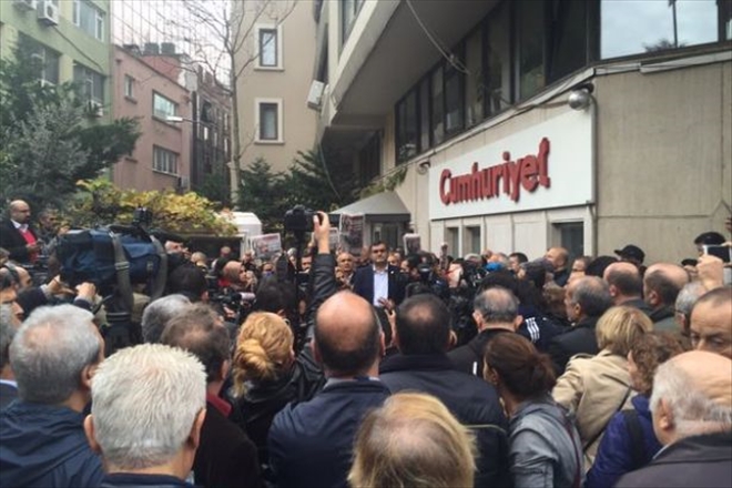 Cumhuriyet Gazetesi önünde destek eylemi