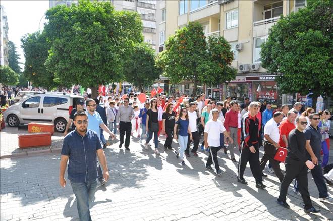 Adana`da Gençlik Yürüyüşü