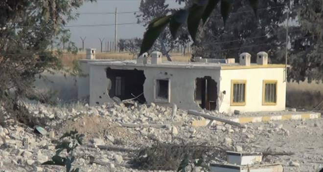 IŞİD Suriye Sınırındaki Resmi Binaları Havaya Uçuruyor