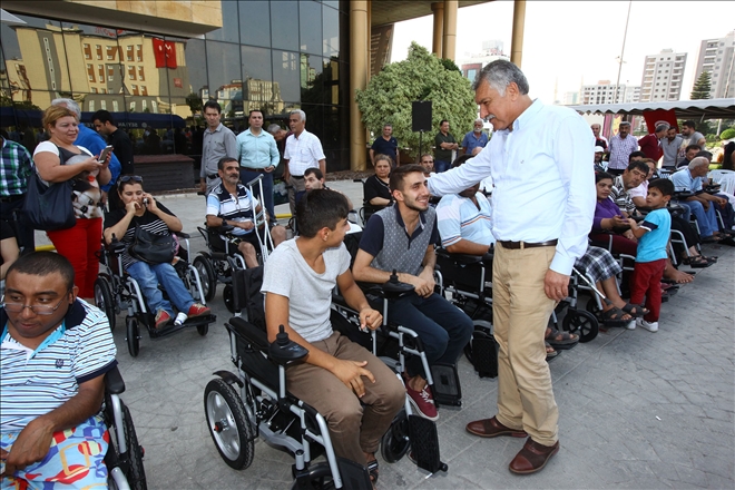 Seyhan´da 100 Engelli Vatandaşa Akülü Tekerlekli Sandalye Verildi