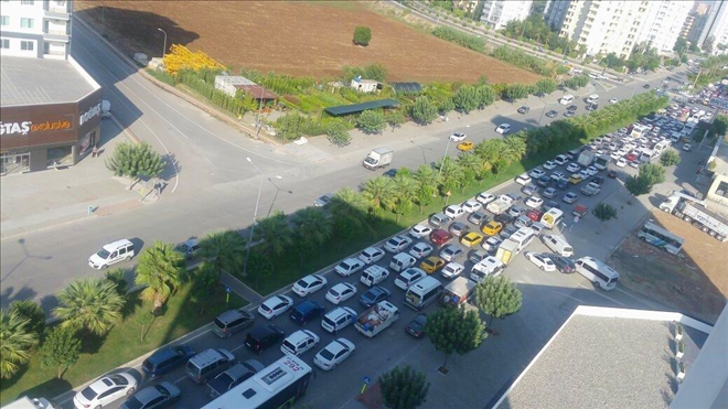  Eğitim trafiği Adana´da İstanbul trafiğini yaşattı