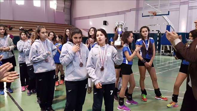 Okullar arası Yıldız Kızlar Voleybol Müsabakaları´nda, Özel Gündoğdu Ortaokulu İl birincisi oldu.