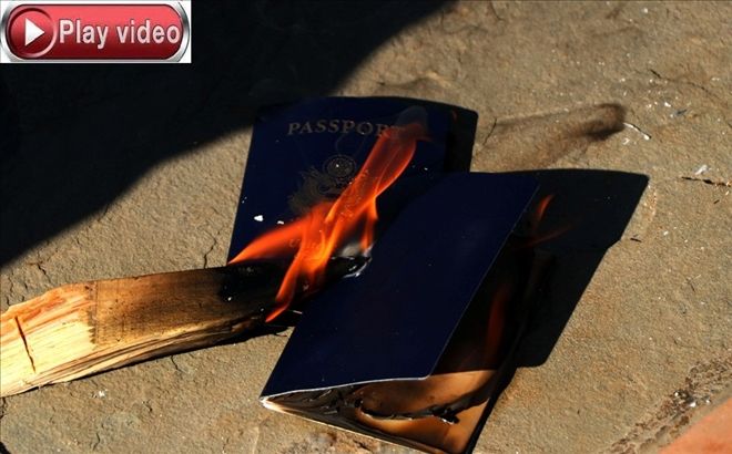 ABD´ye kızdı, çocuklarının pasaportlarını yaktı  