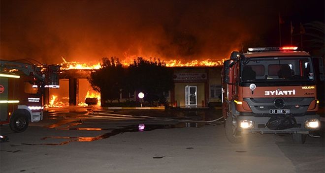 Kozan´daki yangın, Karayolları hizmet binası ve araçlarını  küle çevirdi