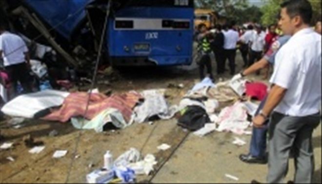 Filipinler´deki gezi otobüsü 15 öğrenciye mezar oldu