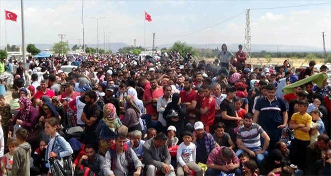 İzdiham arasında 30 bin Suriyeli sınırı geçti