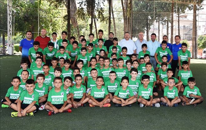 Ceyhan belediyesi Futbol yaz okulu öğrencilerine malzeme desteği