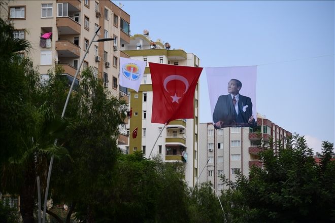 Adana bayraklarla donatıldı 