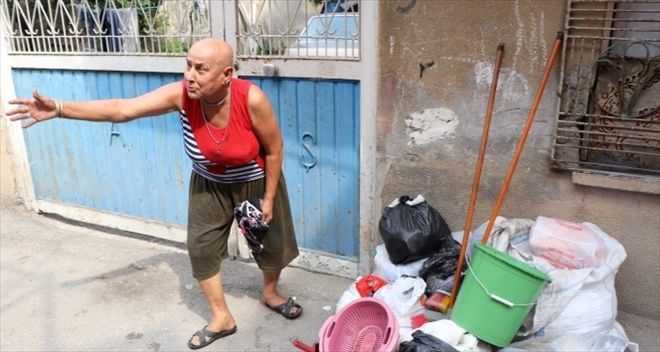 Seyhan´daki çöp evi belediye işçileri temizledi
