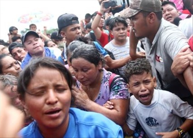 ABD´YE GÖÇ YOLUNDAKİ GÖÇMENLER GUATEMALA-MEKSİKA SINIRINDA SIKIŞIP KALDI
