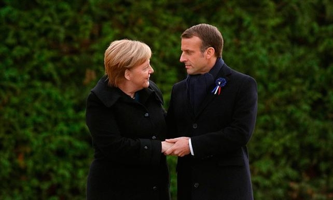 Macron ve Merkel´den sembolik görüşme