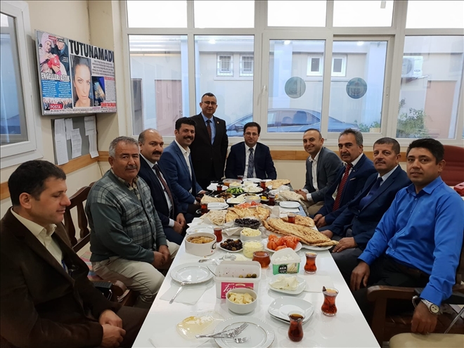 Adana Milli Eğitim Müdürü şoförlerle bir arada