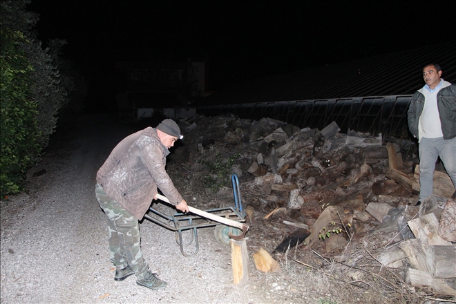 Soğuk hava Antalya´da çiftçiye gece yarısı seraya odun taşıttı