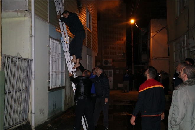 Yangında mahsur kalan 4 kişi merdiven sayesinde kurtuldu