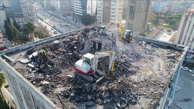 Büyükşehir, THK binasını yıkmaya başladı