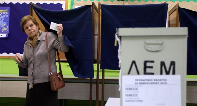 Kıbrıslılar başkanlık seçiminin 2. turu için sandık başında