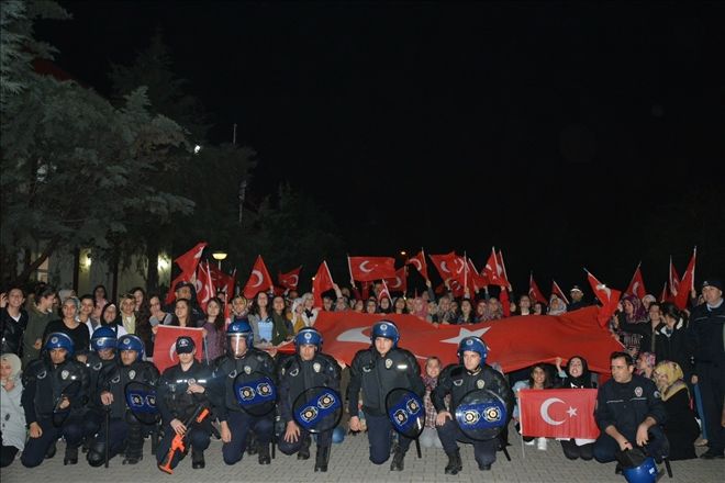 Sahte ihbarla çağrılan polis ekiplerini Türk bayraklarıyla karşılandı