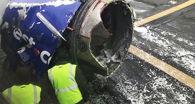 Uçak motorundan kopan parça 1 kişinin ölümüne sebep oldu 