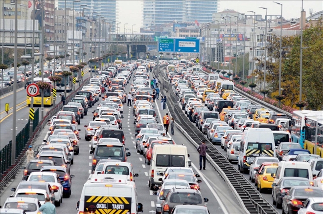 İstanbulluların ömrü trafikte geçiyor