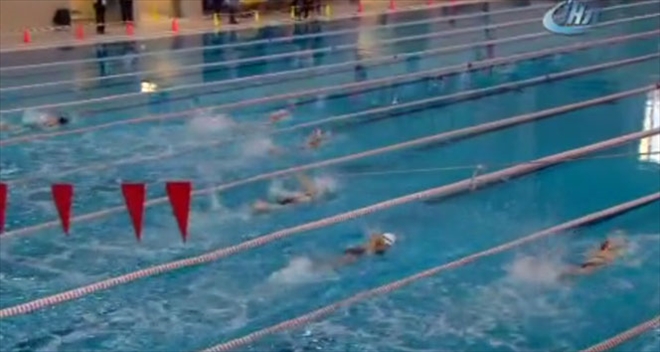 Özel sporcular havuzda yarışıyor