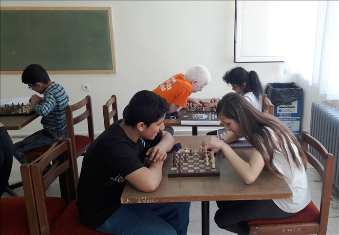 Adana´daki görme engelli çocuklar satrançla tanıştı