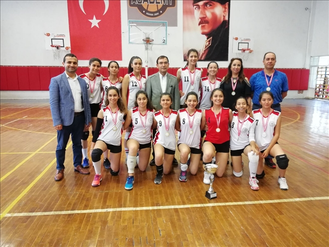 Çukurova Liselerarası Voleybol Turnuvası şampiyonu Adana Kız Lisesi 