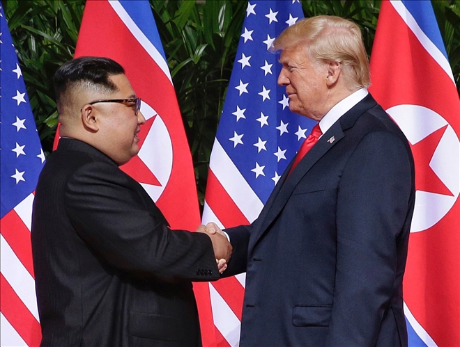 Trump ve Kim Jong-Un aynı masada