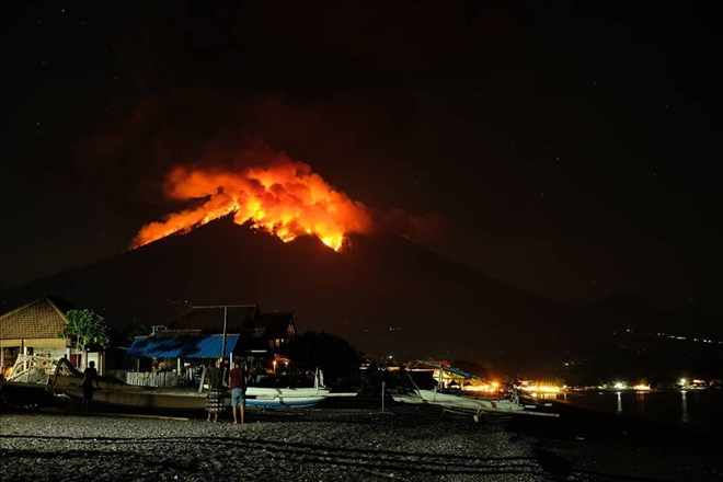 Agung yanardağı patladı