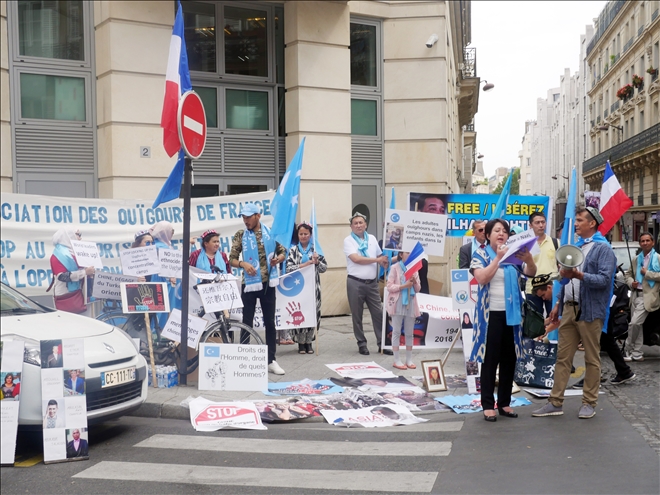 Uygur Türkleri Paris´te Çin Konsolosluğu karşısında gösteri yaptı