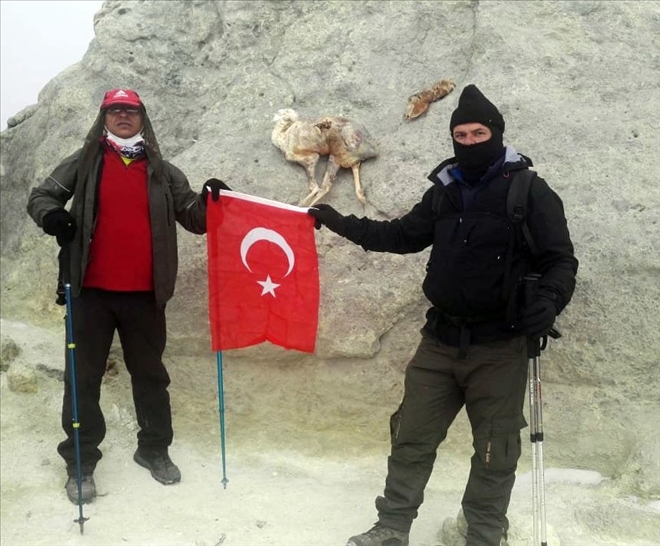 Türk dağcılar 5671 rakımlı İran´ın Demavend Dağı´na tırmandı