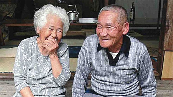 Yaşlı Japon erkekler, kadınlardan daha yalnız