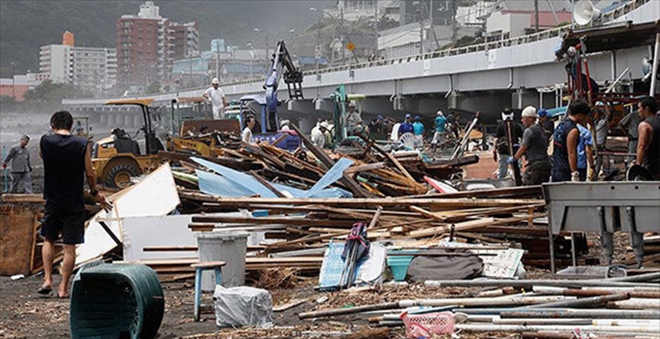 Japonya´da korkutan tayfun, 300 uçuş iptal edildi