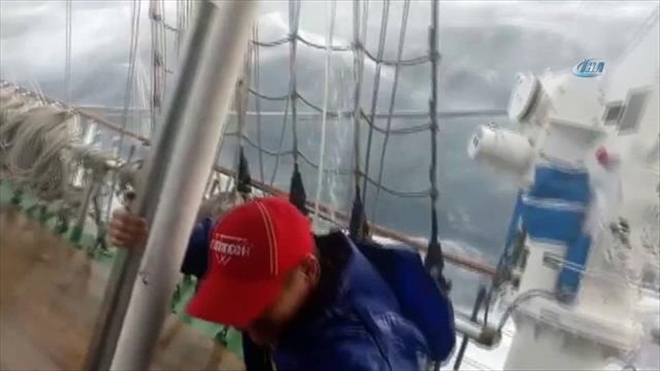 Rus yolcu gemisi fırtınanın ortasında yan yattı