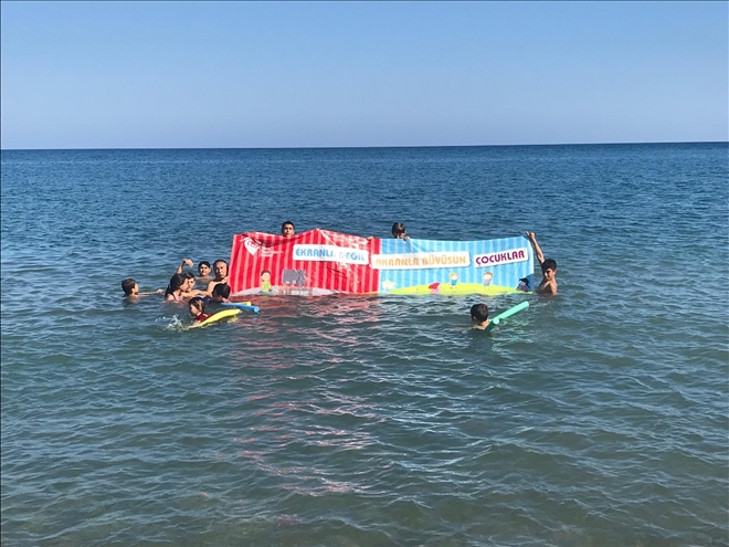 Dezavantajlı çocuklar farkındalık için denizde pankart açtı