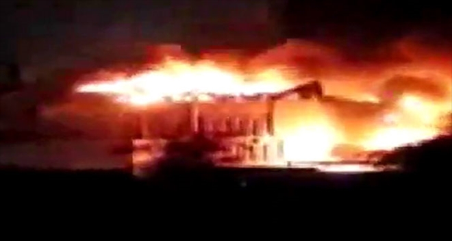 Irak Basra´da  protestocular valilik binasını ateşe verdi