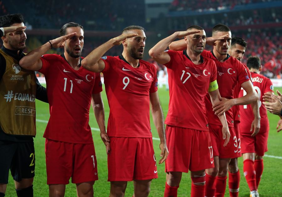 UEFA, millilerin asker selamını incelemeye aldı