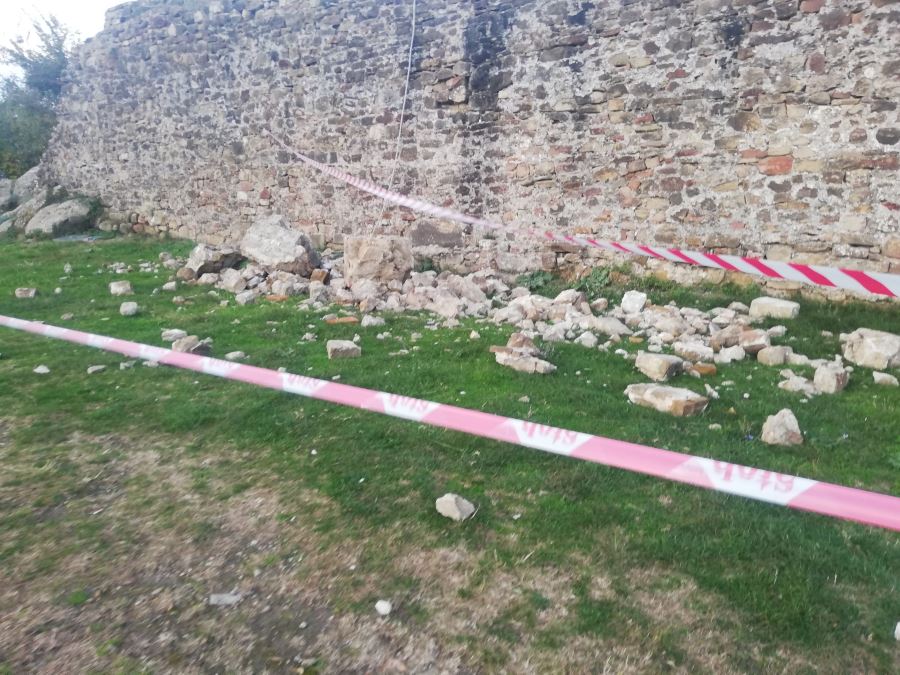 Arnavutluk’ta deprem sonrası 500 yıllık Preza Kalesi’nin duvarları yıkıldı 