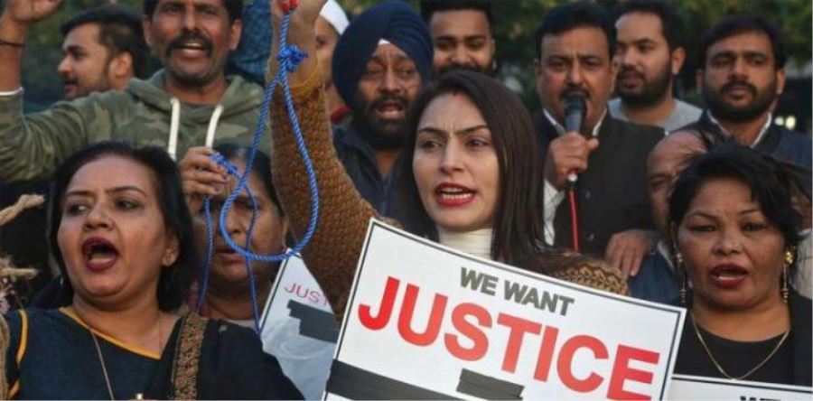 Tecavüz mağduru Hindistanlı kadın mahkemeye giderken diri diri yakıldı