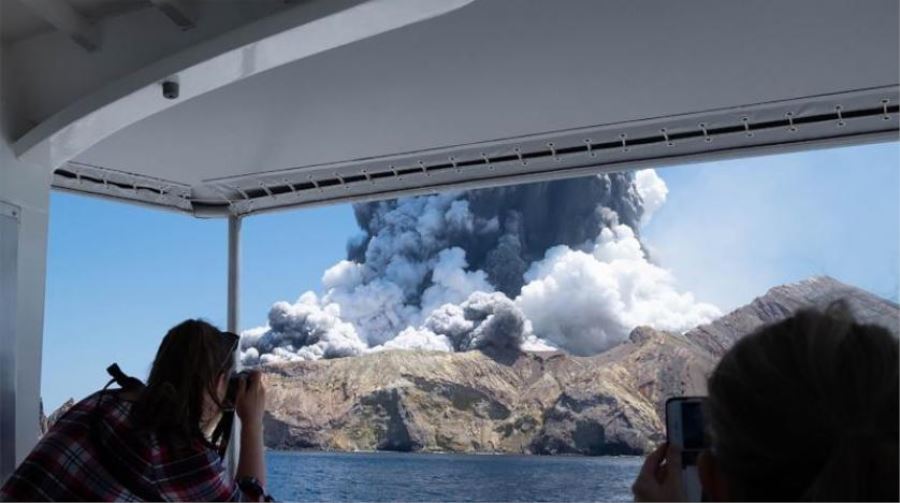 Yeni Zelanda’da yanardağ patladı: 1 ölü