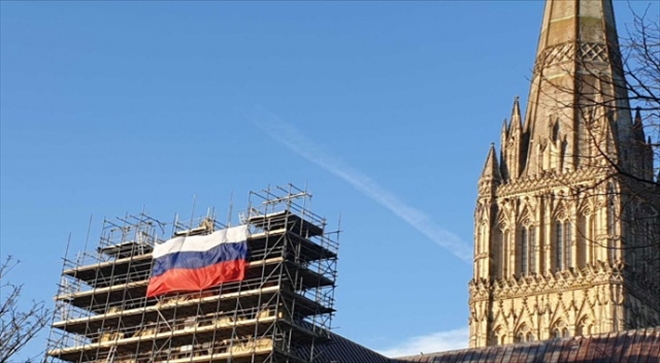 İngiltere´nin en eski katedraline Rus bayrağı asıldı, siyasi kriz çıktı