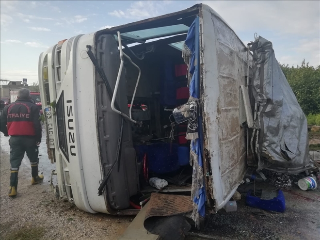 Mersin´de işçi minibüsü kaza yaptı: 1 ölü, 15 yaralı