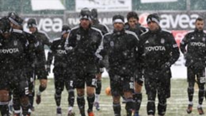 Beşiktaş, kar yağışı altında çalıştı