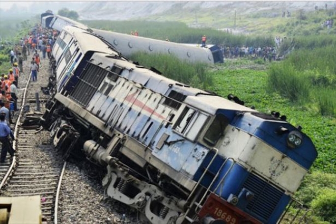 Hindistan´da tren raydan çıktı: 7 ölü