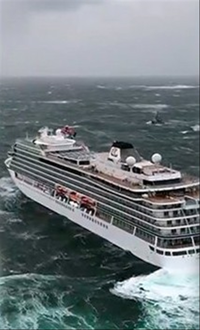 Norveç´te turist gemisi bin 300 yolcuyla denizde sürükleniyor