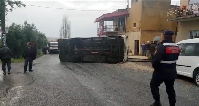 Mersin´de işçileri taşıyan minibüs kaza yaptı: 4 yaralı