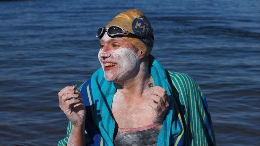 Manş Denizi’ni 4 kez durmaksızın geçen ilk kadın