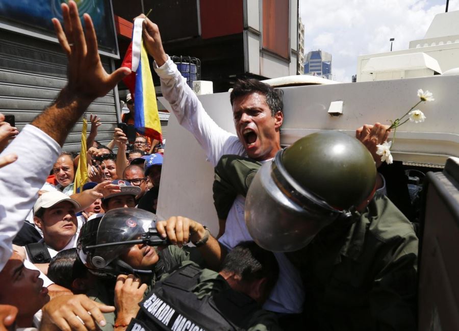 Venezuela’da Maduro destekçileri ve muhalifler arasında arbede