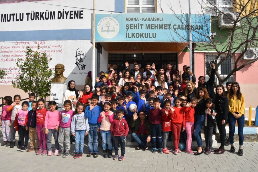 AKP  Karaisalı’da çocuklara kitap dağıttı