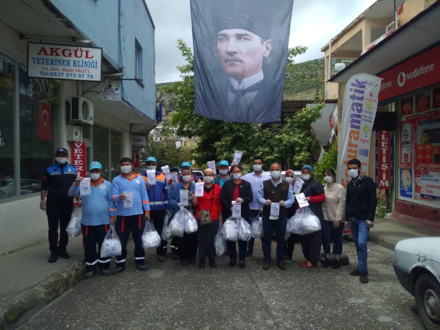 CHP Karaisalı’da 8 bin maske dağıttı
