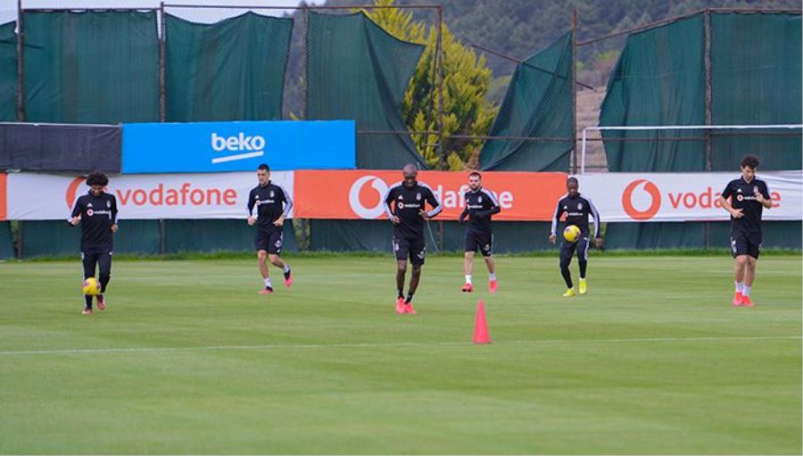 Beşiktaş futbol takımı, gruplar halinde çalışmalara devam ediyor